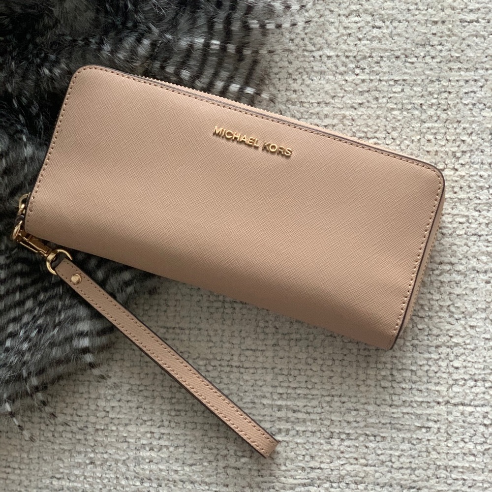 Michael Kors JetSet Continental Wallet